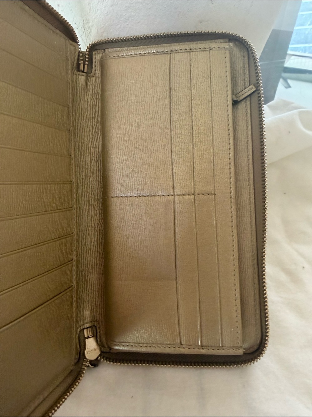 Gucci Metallic Gold Leather Zip Wallet with Signature Emblem - Picture 8 of 8
